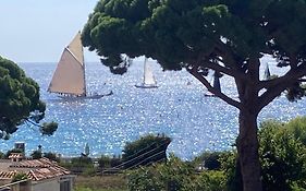 Chambre Parentale , Salle De Bain Privee, Acces Plages & Vue Mer Du Salon Dans Appartement Partage Chez L'Habitant ,, Master Bedroom, Private Bathroom, Beach Access & Sea View